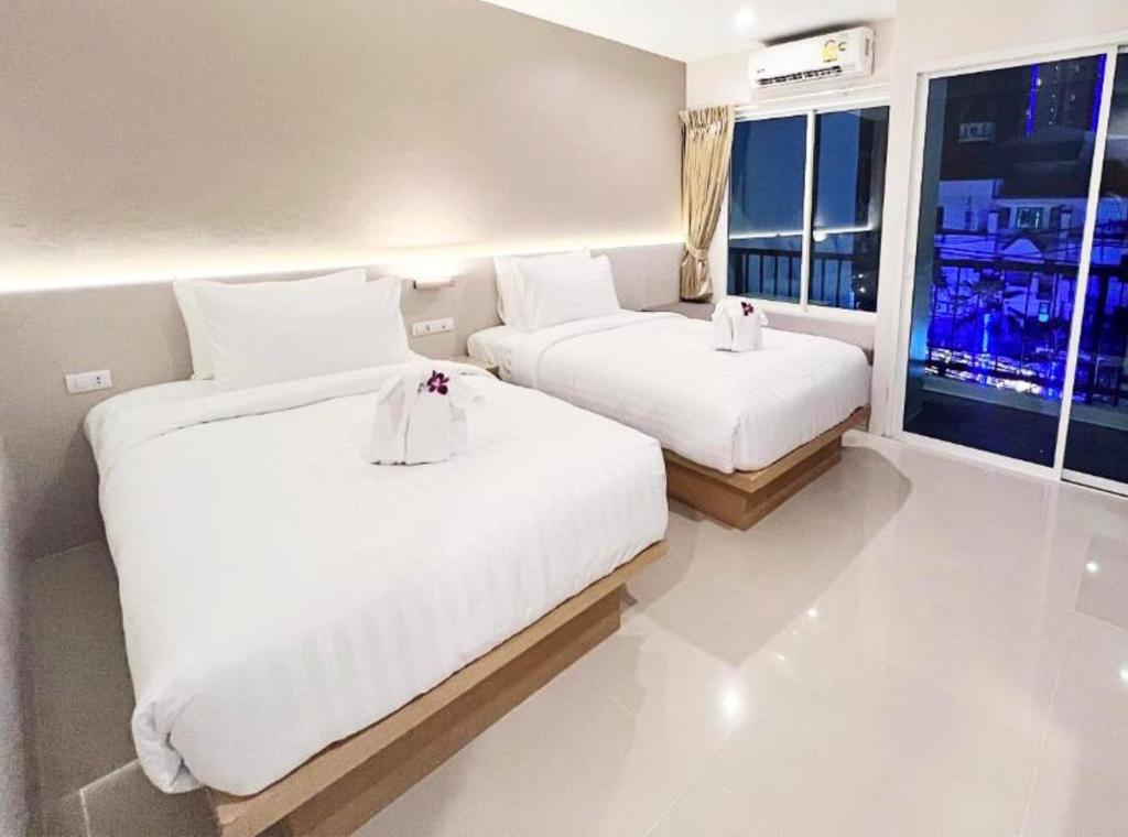 Ein Bett oder Betten in einem Zimmer der Unterkunft La Vista Patong Hotel