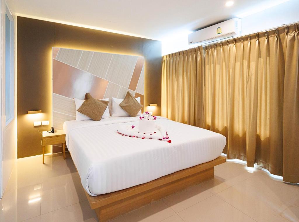 Ein Bett oder Betten in einem Zimmer der Unterkunft La Vista Patong Hotel