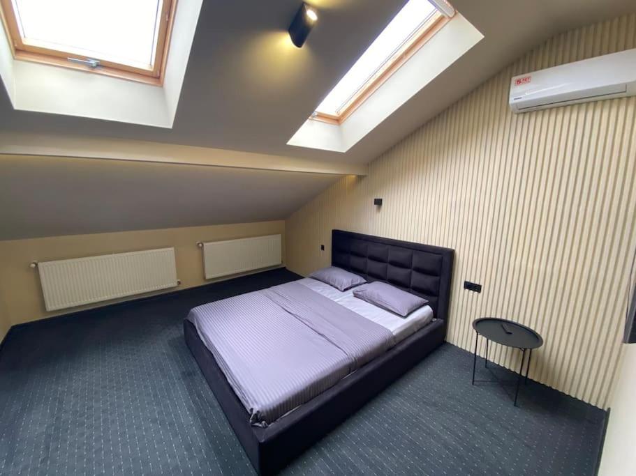 une chambre avec un grand lit dans une pièce dans l'établissement Gagarin 2, à Tchernivtsi