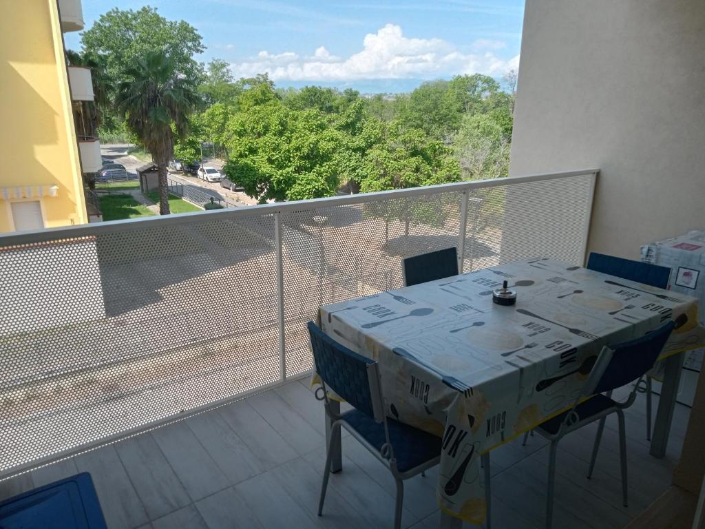 a table and chairs on a balcony with a view at Dolce Casa in San Giovanni Teatino