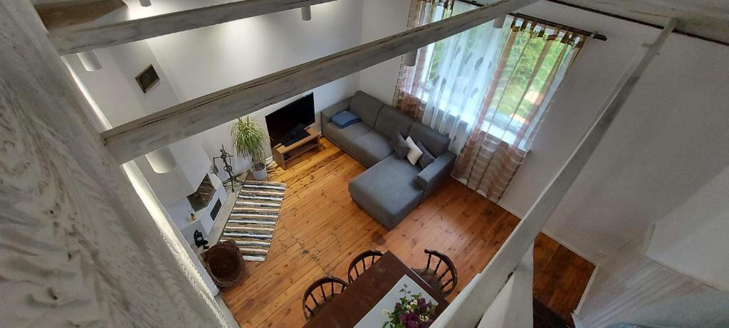 an overhead view of a living room with a couch at Domek nad jeziorem in Koszajny