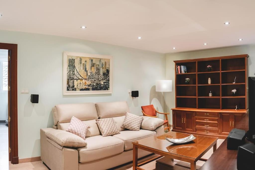 sala de estar con sofá y mesa en Apartamento Centro Granada, en Granada