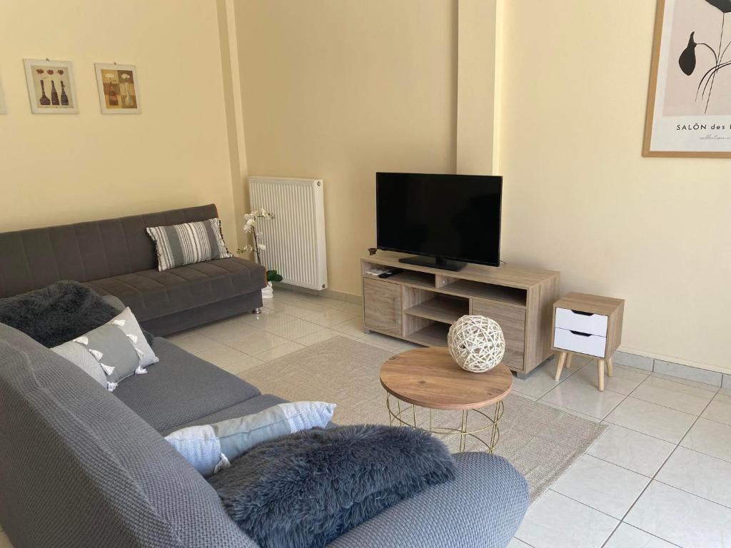 TV a/nebo společenská místnost v ubytování GnA Place - Stylish and Cozy Apartment in the Heart of the City By Villa Mana Gers