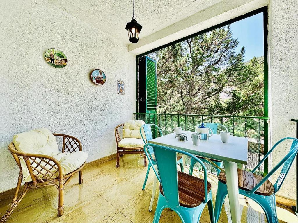 comedor con mesa y sillas en el balcón en Viamar Apartament, Costabravasi, en Santa Cristina d'Aro