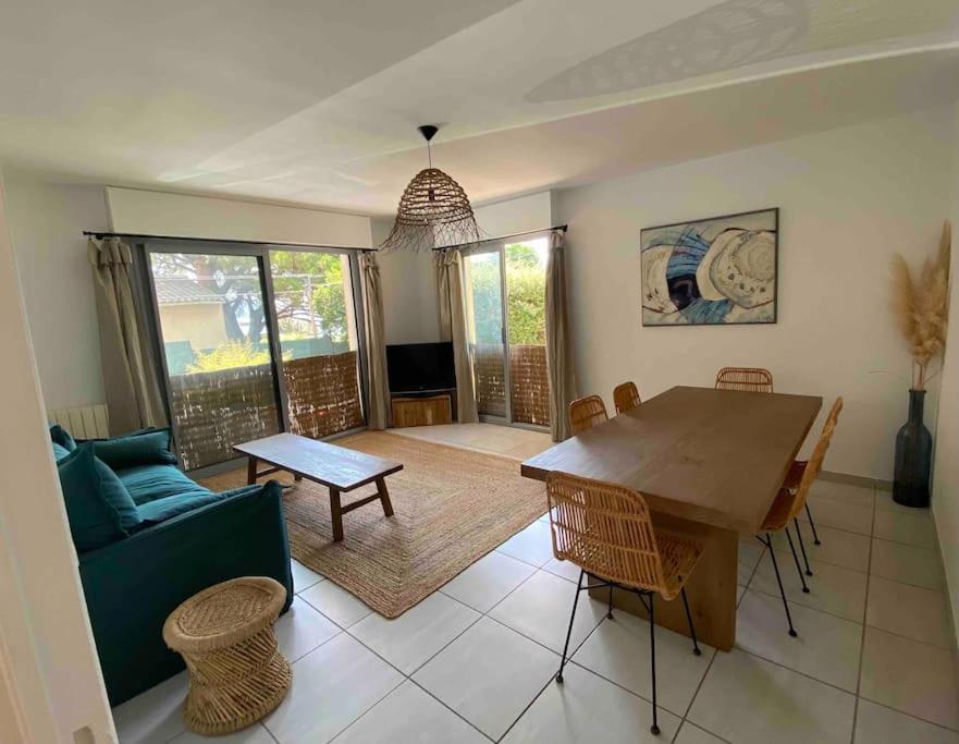 un salon avec une table et un canapé dans l'établissement Cocon les pieds dans l'eau Accès direct à la mer, à La Ciotat