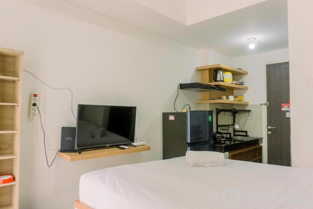 FREE WIFI - Studio with Foldable Wall Bed at Serpong Garden Apt TV 또는 엔터테인먼트 센터