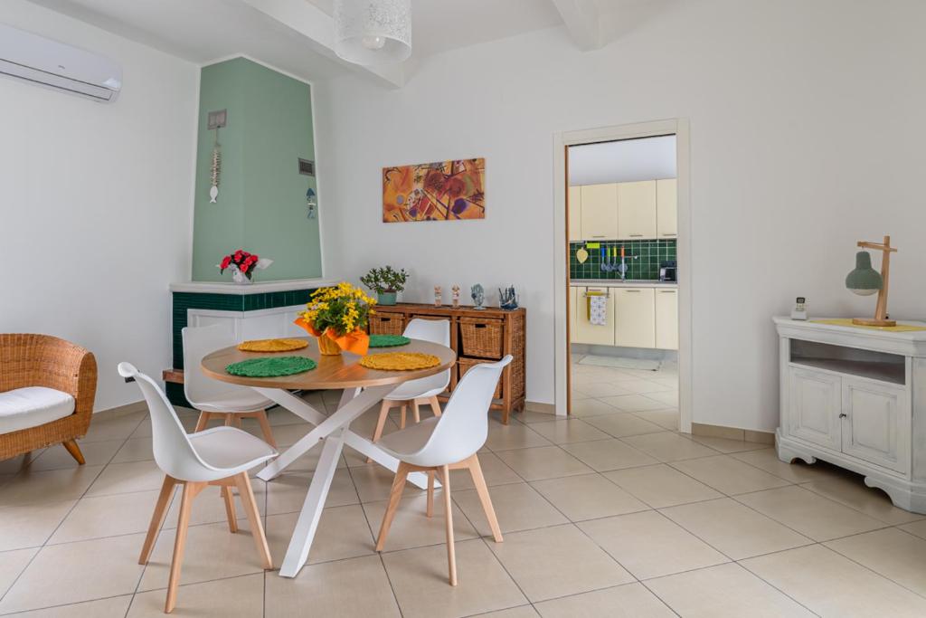 Maranto Terra - YourPlace Abruzzo في فوساتشيزيا: مطبخ وغرفة طعام مع طاولة وكراسي