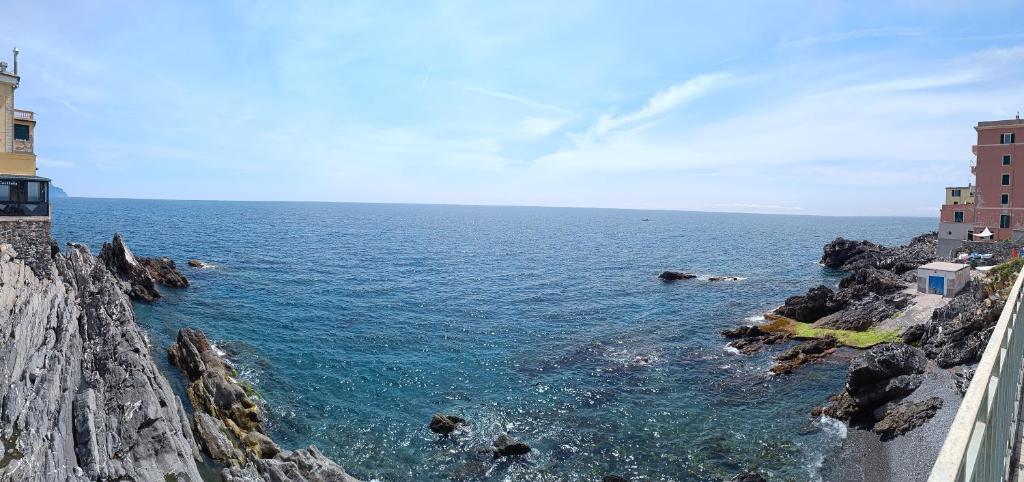 uma vista para o oceano a partir de um penhasco em Incantevole Appartamento Genova Quinto vicino alla spiaggia em Génova