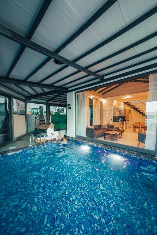 SAPANCA’DA ISITMALI KAPALI YÜZME HAVUZLU KORUNAKLI 1+1 ULTRA LÜKS VİLLA