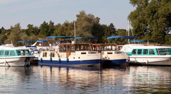 un groupe de bateaux est amarré dans l'eau dans l'établissement KUHNLE-TOURS Kabinen, à Rechlin