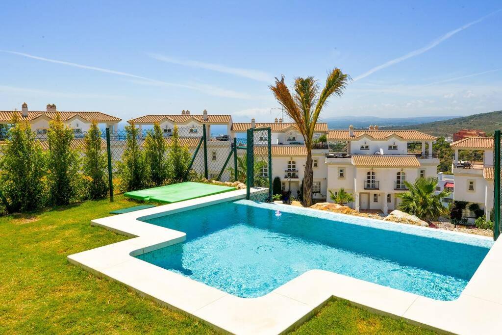 Bazén v ubytovaní New modern house with private pool alebo v jeho blízkosti