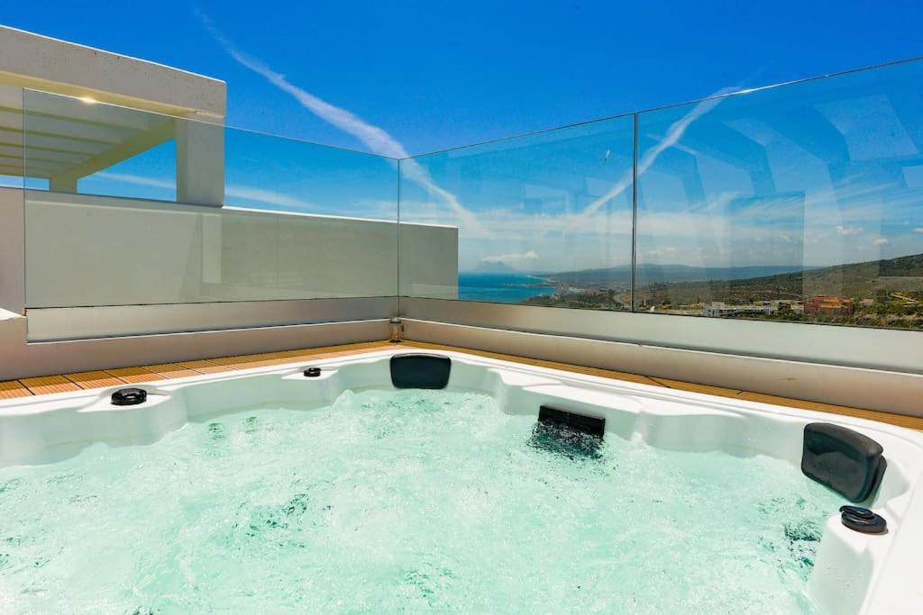 Bazén v ubytovaní New modern house with private pool alebo v jeho blízkosti