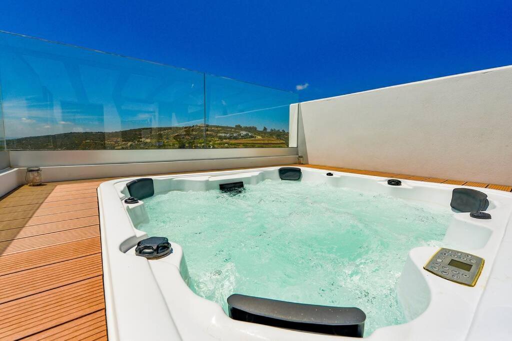 Bazén v ubytovaní New modern house with private pool alebo v jeho blízkosti