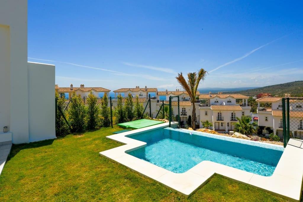 Bazén v ubytovaní New modern house with private pool alebo v jeho blízkosti