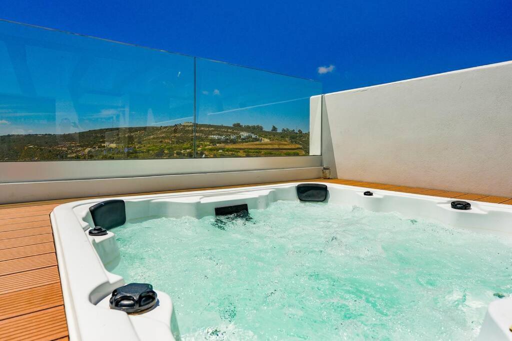 Bazén v ubytovaní New modern house with private pool alebo v jeho blízkosti