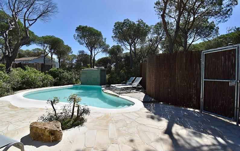 mały basen na podwórku z ogrodzeniem w obiekcie Casa Palmito 2 w mieście Chiclana de la Frontera