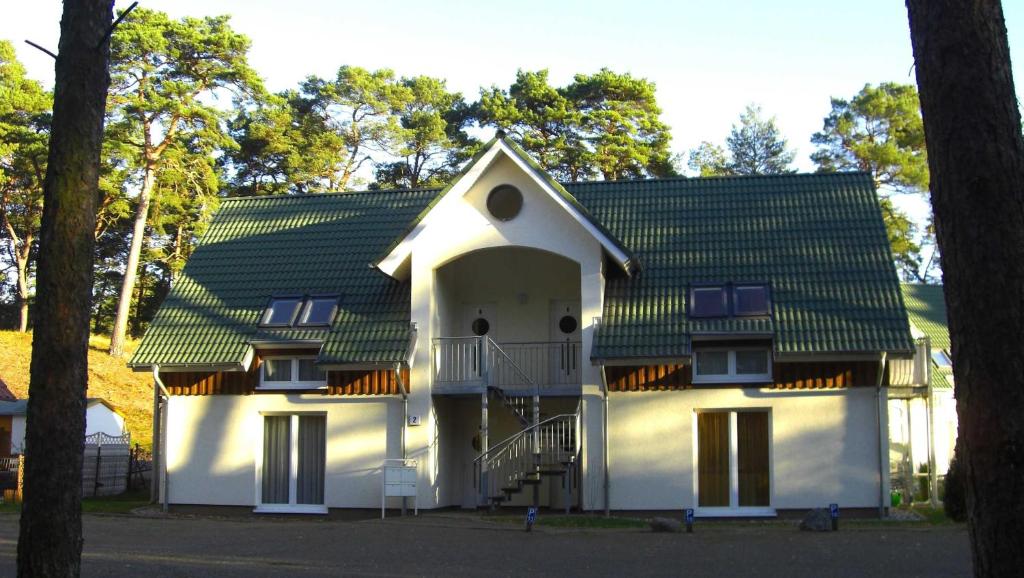 特拉森海德Ferienwohnung Strandidyll 2的旁边是鸟屋的房子