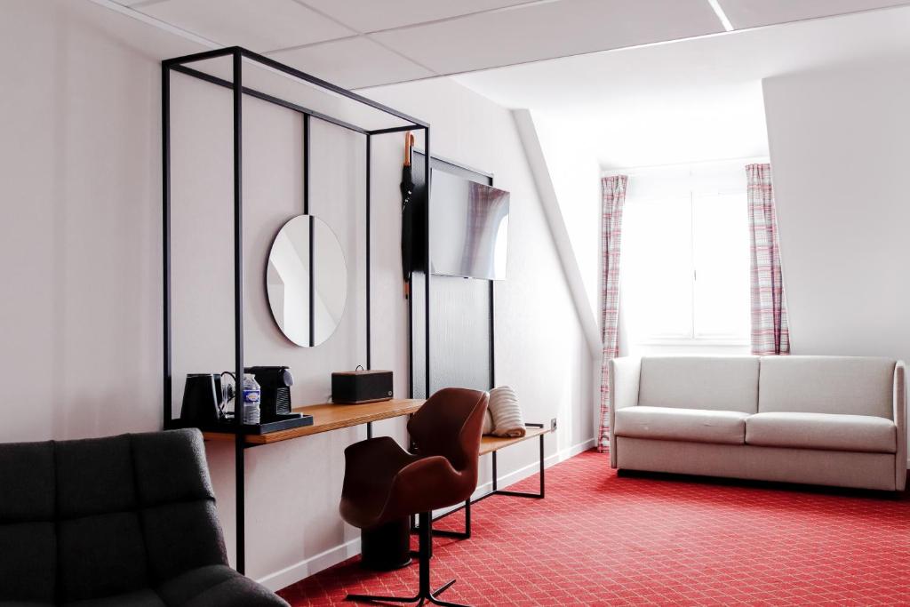 a living room with a desk and a couch and a mirror at Les Jardins de Deauville in Saint-Martin-aux-Chartrains