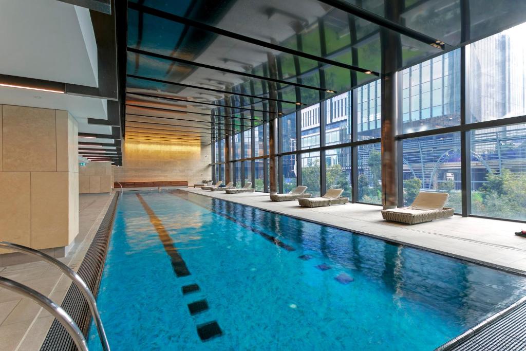 Swimming pool sa o malapit sa Rest SkyHigh Melbourne Apartment