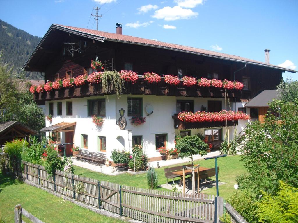 ein Haus mit Blumen auf der Seite in der Unterkunft Bergheimat - Olga Geiger in Bach