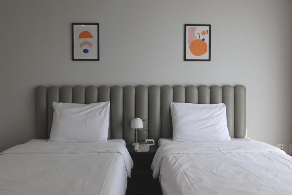 Postel nebo postele na pokoji v ubytování Hotel Seogwipean