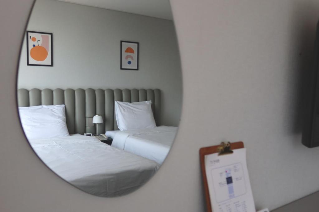 Postel nebo postele na pokoji v ubytování Hotel Seogwipean