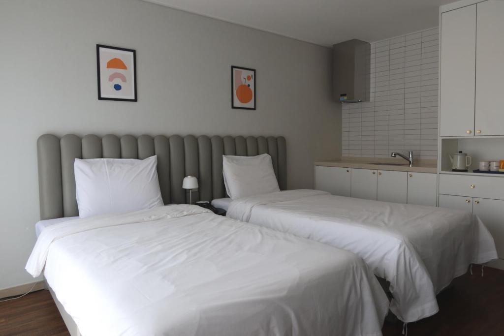 Postel nebo postele na pokoji v ubytování Hotel Seogwipean