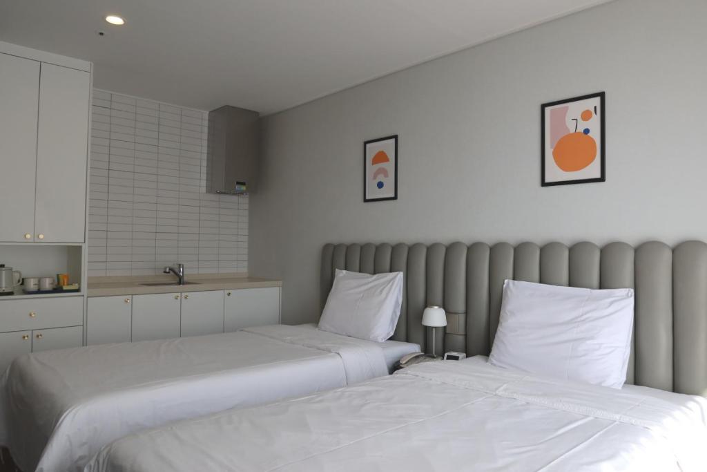 Postel nebo postele na pokoji v ubytování Hotel Seogwipean