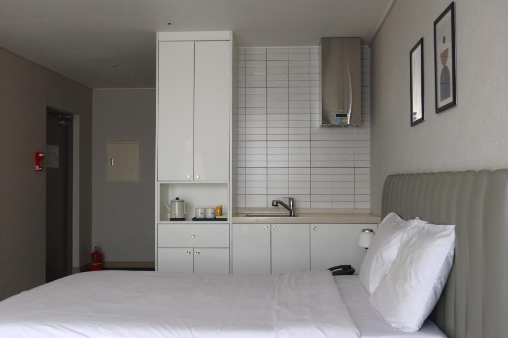 Postel nebo postele na pokoji v ubytování Hotel Seogwipean