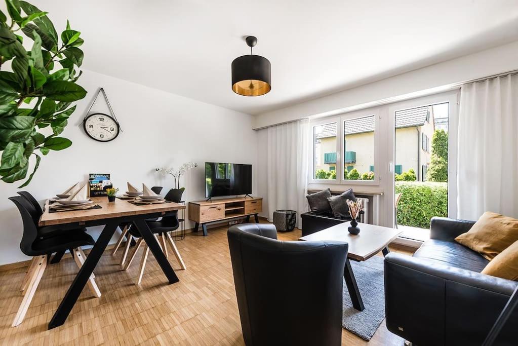 a living room with a table and a dining room at Cooldis 12 !Gratis Parken, Free Parking! in Kreuzlingen