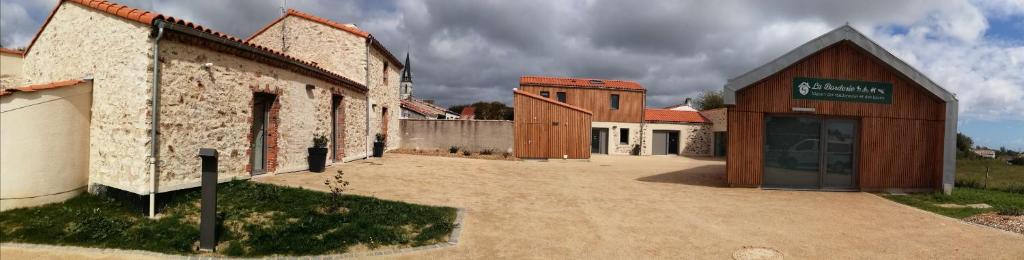 an empty parking lot in front of a building at LA BORDERIE - MAISON DES RANDONNEES - Gîte étape - gîte de groupe in Vairé