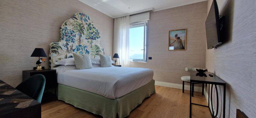 een slaapkamer met een groot bed en een raam bij Jolly Charme Suite in Messina