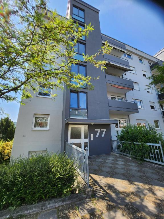 een appartementencomplex met het nummer erop bij Ferienwohnung Sakowski in Lörrach