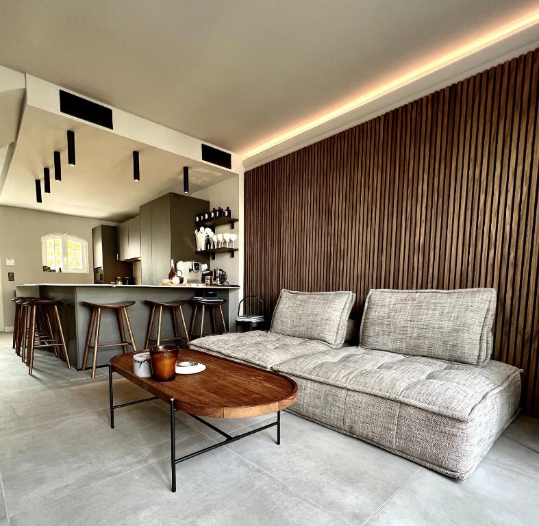 ein Wohnzimmer mit einem Sofa und einem Tisch in der Unterkunft Casa iKa Port Grimaud - Maison 4 chambres + amarrage in Grimaud