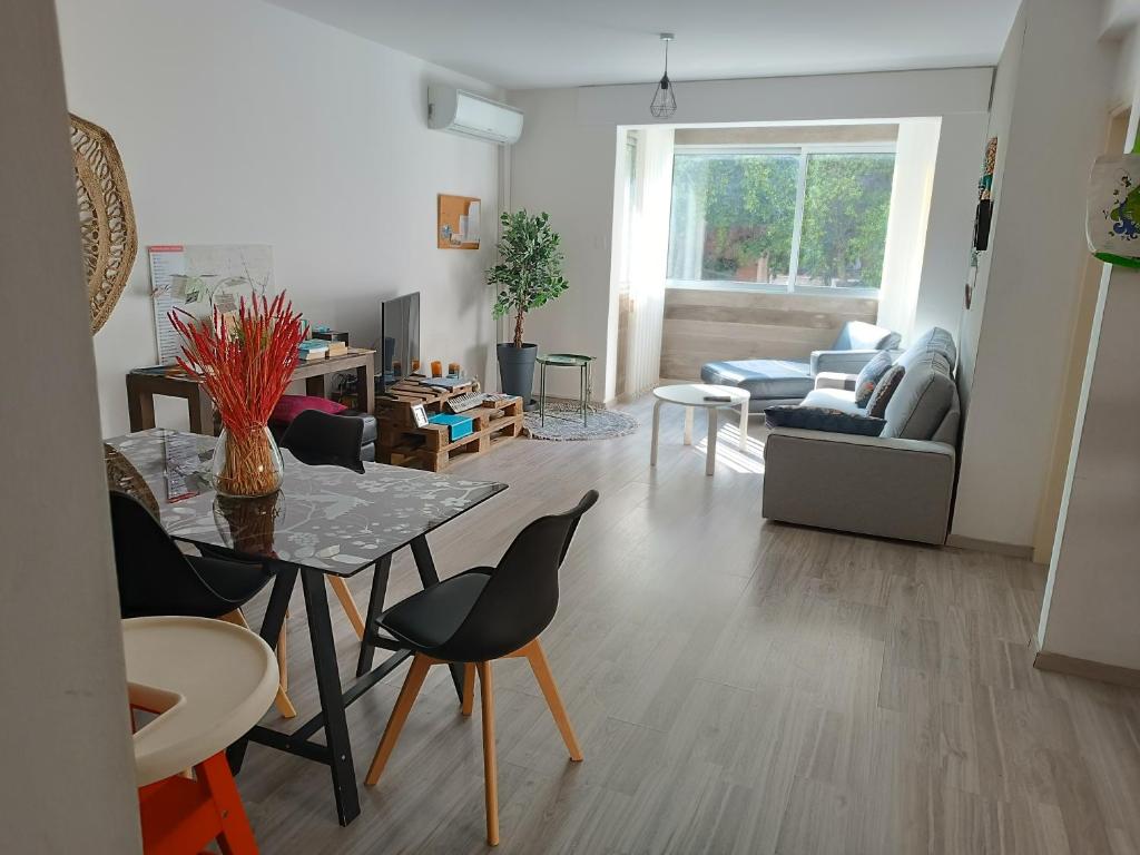 sala de estar con mesa y sillas en Markora Central Apartment, en Nicosia