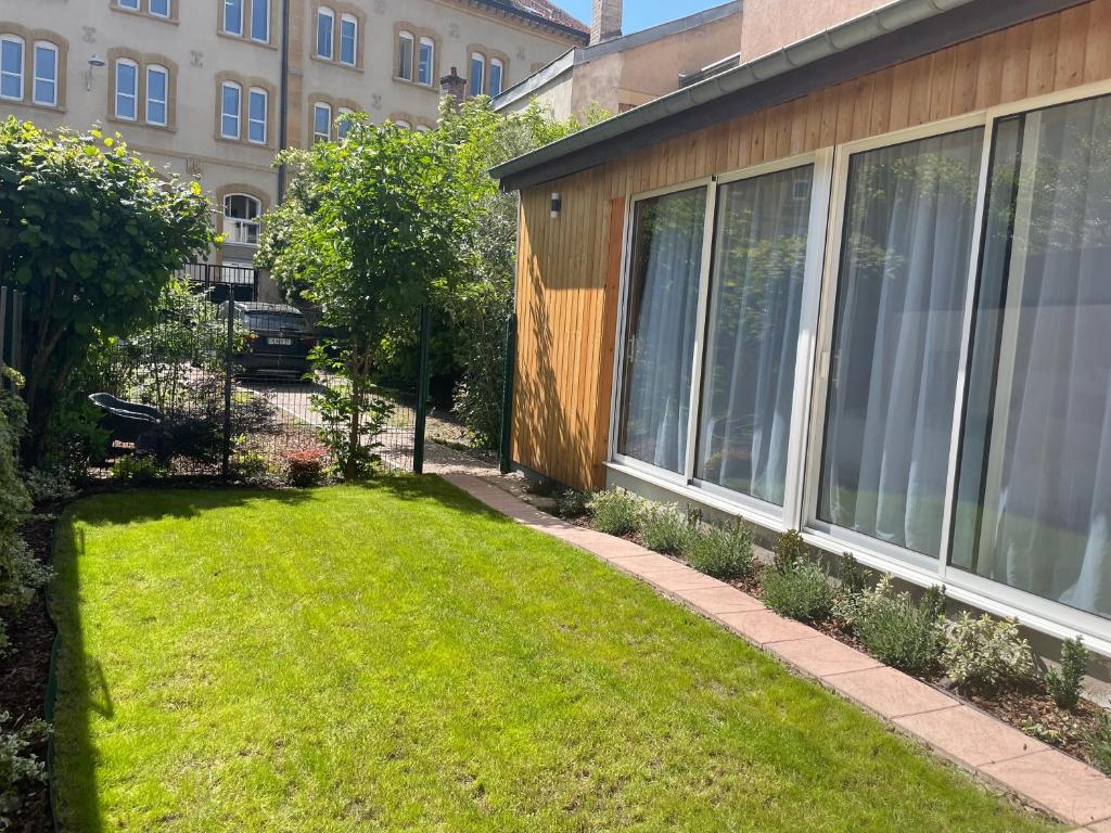Vonkajšia záhrada v ubytovaní Hédoné Suite de luxe et Spa privatif