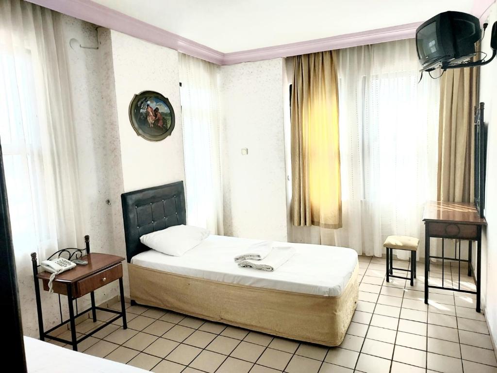 Postel nebo postele na pokoji v ubytování Kleopatra Sahara Hotel