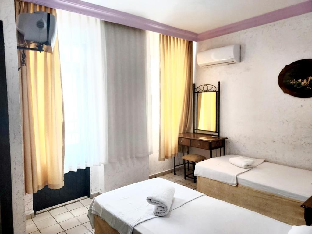 Postel nebo postele na pokoji v ubytování Kleopatra Sahara Hotel