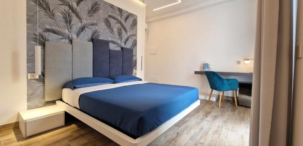 1 dormitorio con 1 cama azul y 1 silla azul en BeB Altomare en Lampedusa