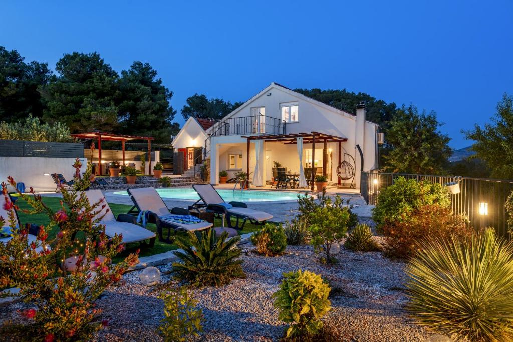 een huis met een zwembad in een tuin bij 5 bedrooms house with private pool enclosed garden and wifi at Sibenik 5 km away from the beach in Šibenik