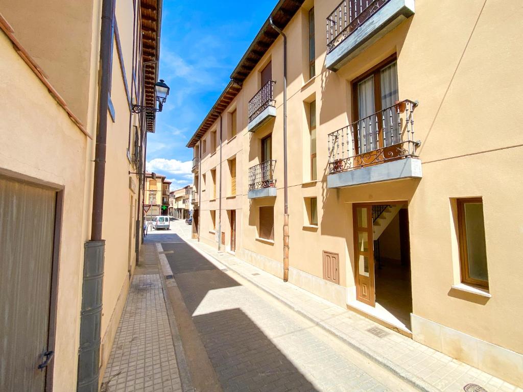 une rue vide dans une ville avec des bâtiments dans l'établissement Apartamento Los Leones, à Berlanga de Duero