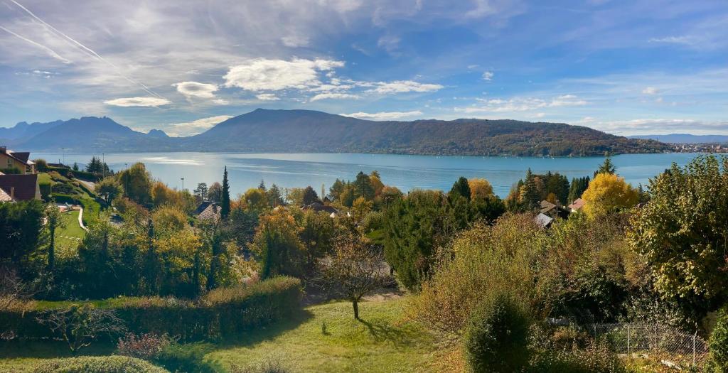 uma vista para um lago com montanhas ao fundo em Chambre privée dans Maison Familiale em Veyrier-du-Lac