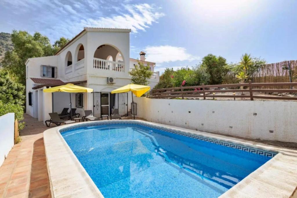 een villa met een zwembad voor een huis bij Villa Bárbara Piscina Vallada con Barbacoa Ideal Grupos By CostadelSolEscapes in Málaga