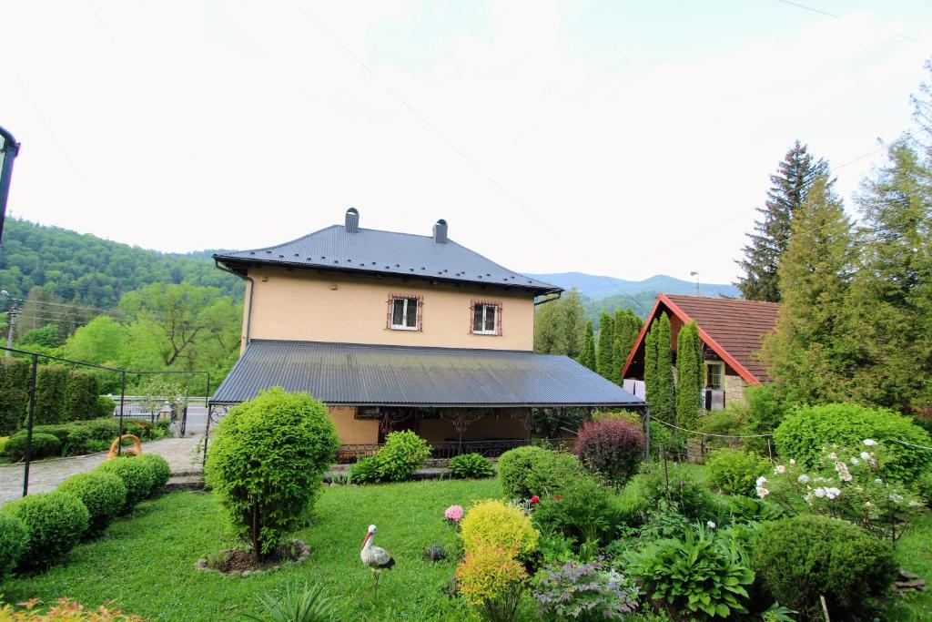 ein Haus mit Garten davor in der Unterkunft Cottage "Lure" in Jaremtsche