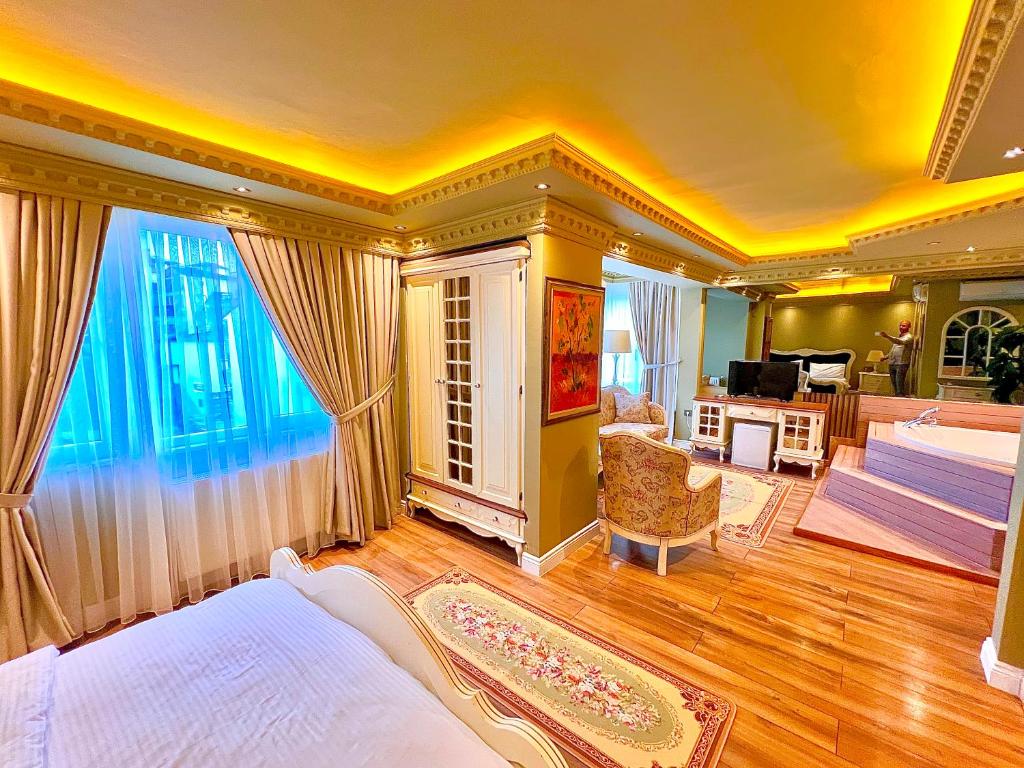 REAL KiNG SUiTE HOTEL - King Room With Spa Bath
