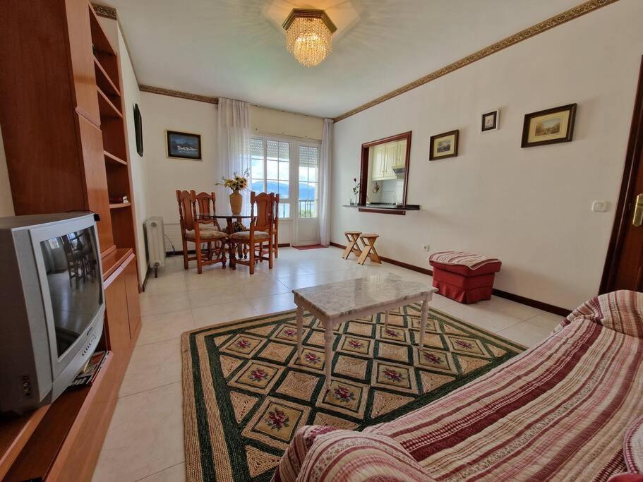 TV a/nebo společenská místnost v ubytování Precioso apartamento con piscina - Covelo