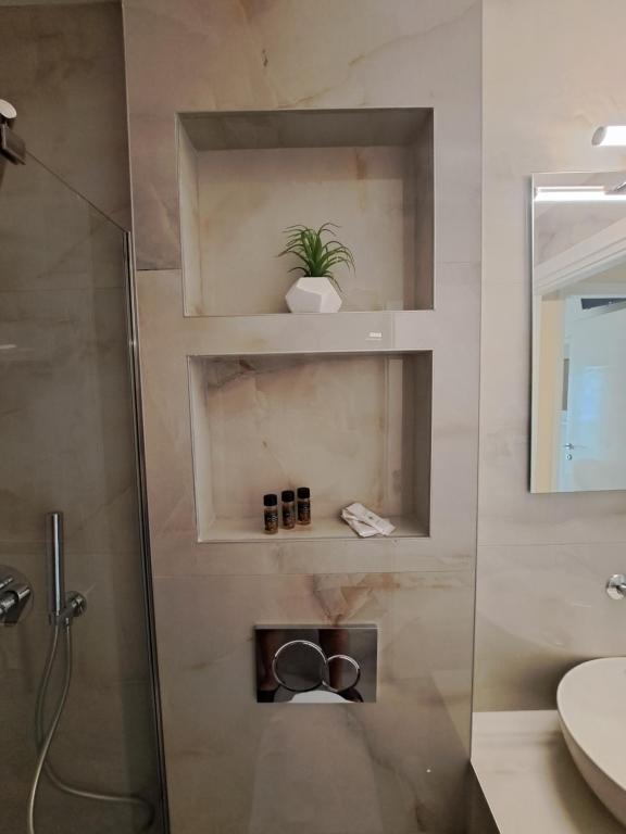 łazienka z prysznicem, toaletą i umywalką w obiekcie Hotel Tassos-Despina w mieście Pefkochori