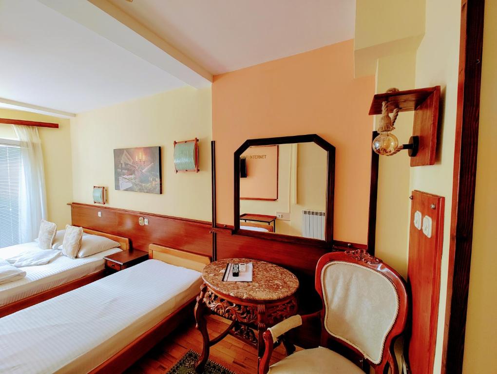 Postel nebo postele na pokoji v ubytování Hotel Kapistec Skopje