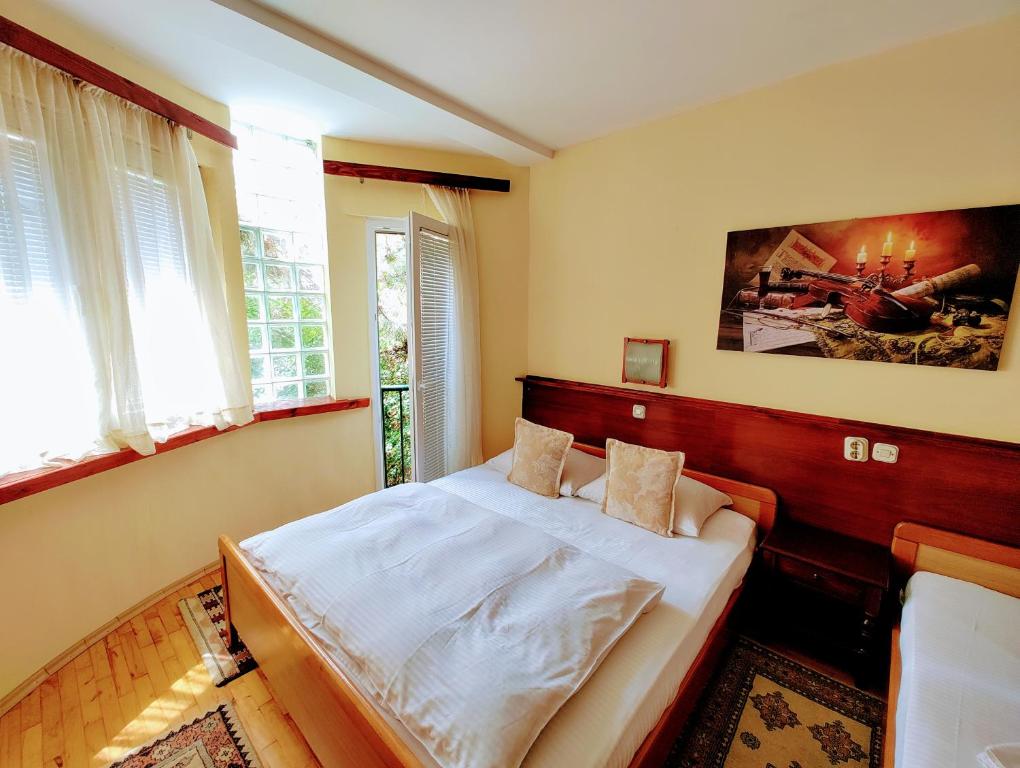 Postel nebo postele na pokoji v ubytování Hotel Kapistec Skopje