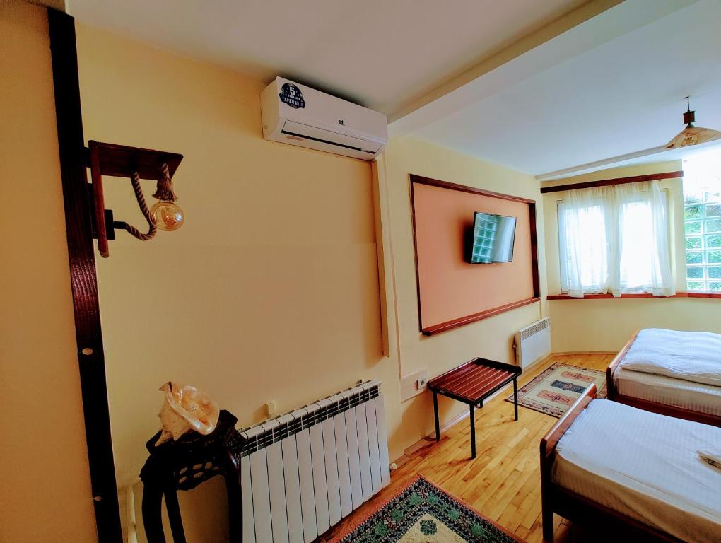 Postel nebo postele na pokoji v ubytování Hotel Kapistec Skopje